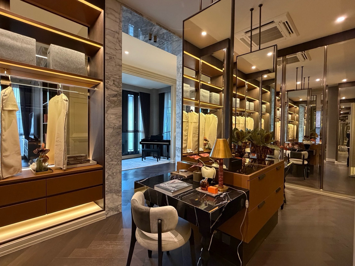 For SaleHousePattanakan, Srinakarin : Connoiseur Phatthanakan, located at the beginning of Soi Phatthanakan 32, fully furnished, last house. If interested, you can negotiate the price.