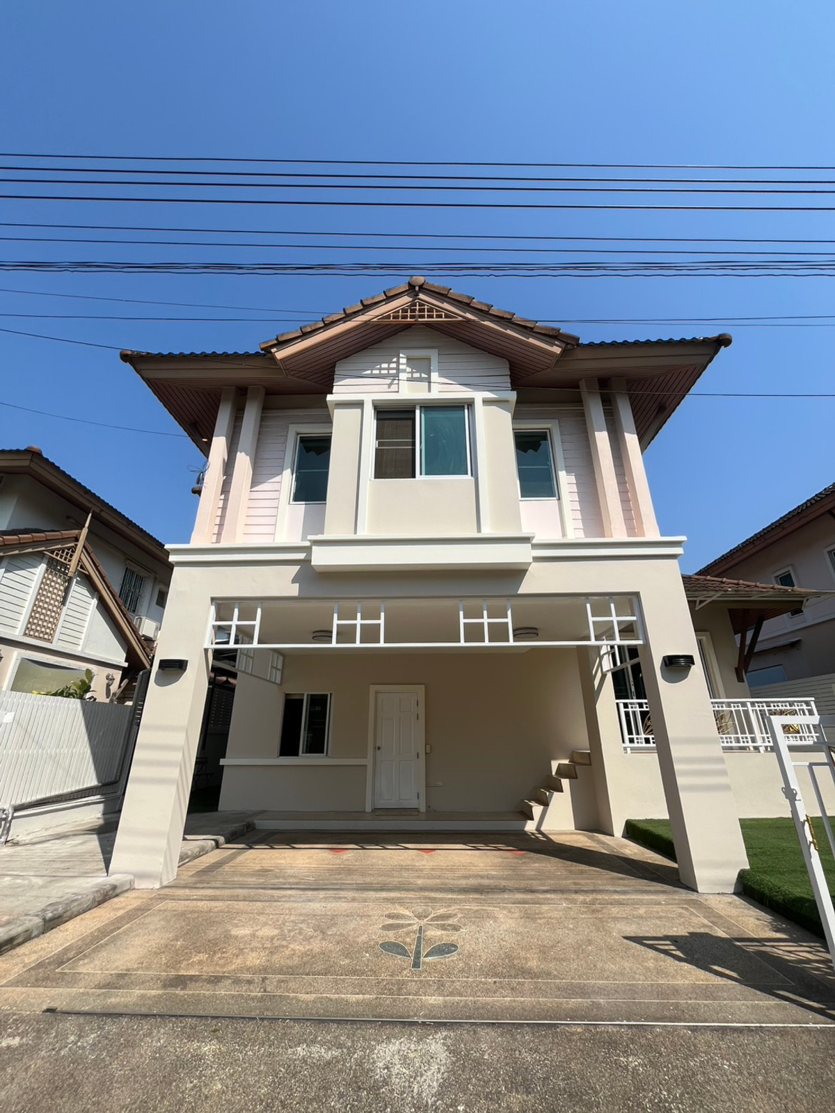 ขายบ้านเลียบทางด่วนรามอินทรา : ขายด่วน!! บ้านเดี่ยวติดถนนเลียบด่วนเอกมัยรามอินทราประประดิษฐ์มนูธรรม ซอย 21 และซอย 23 ขึ้นลงทางด่วนได้เลยระยะเดินถึงคริสตัลปาร์ค ล้อมไปด้วยโรงเรียนนานาชาติและใกล้กับสตีวิทย์ 