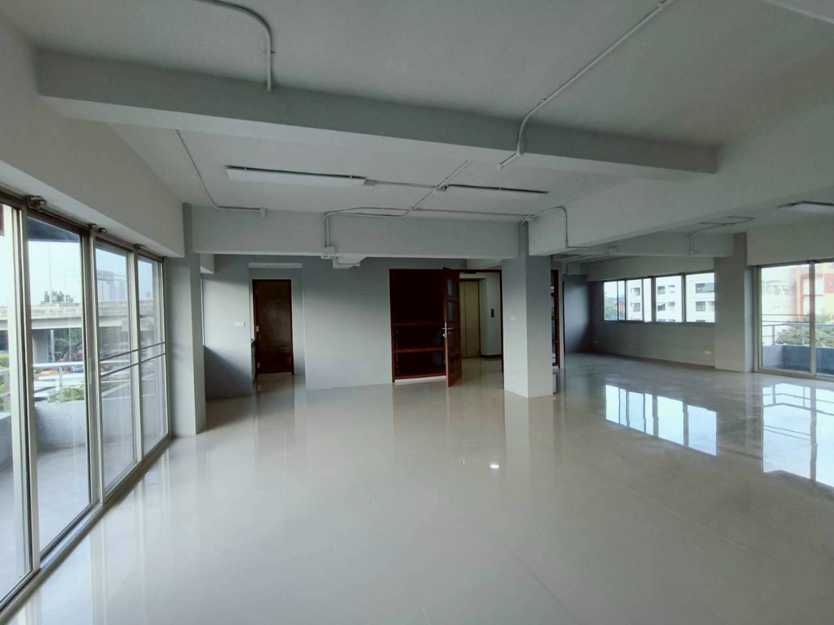 For RentOfficeRama9, Petchburi, RCA : Building for rent, 8-story building or divided floors for rent, office space, Rama 9, Ekkamai, Research Center, cheap price.