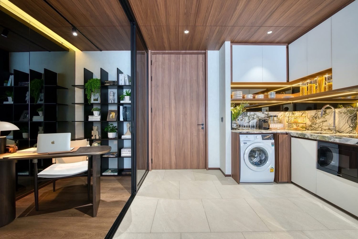 ขายคอนโดสีลม ศาลาแดง บางรัก : ROMM Convent – Luxury Residence with Unblocked Lumpini Park View 🌿
📌Exclusive 1 BedPlus | 60.21 sq.m.
High floor, direct Lumpini Park view (unblocked) ❌This unit type is SOLD OUT by the developer
Phat: 064-642-8664
Nui: 094-624-2014