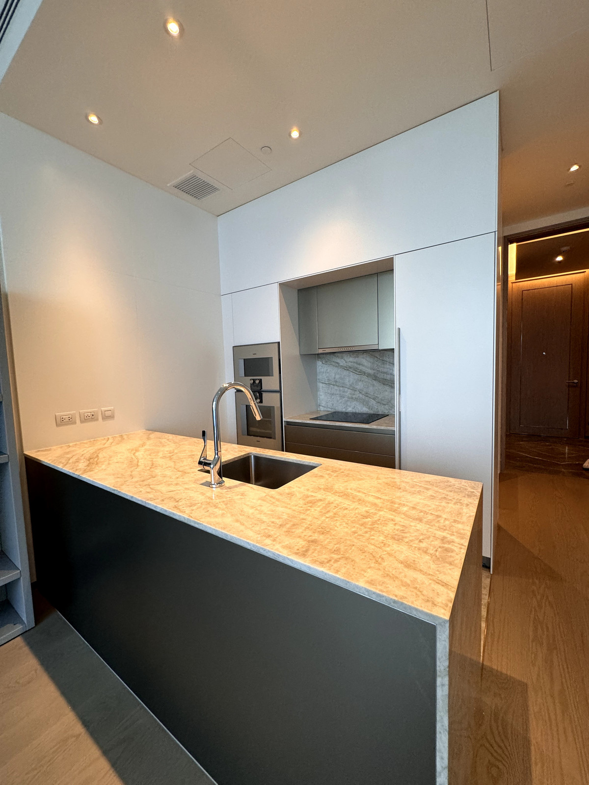 For RentCondoWitthayu, Chidlom, Langsuan, Ploenchit : SCOPE หลังสวน ให้เช่า 1 นอน 1 น้ำ พื้นที่ 83 ตรม  150,000 บาท สนใจโทร น้อง 096-2615656 พร้อมให้นัดหมายเข้าชมทุกวัน  For Rent SCOPE Luang Suan 1bed 1 bath 83 Sq,m Rental price 150,000 Baht   call Nong 096-2615656 Ready to touring everyday   ห้องกว้าง 83 ตร