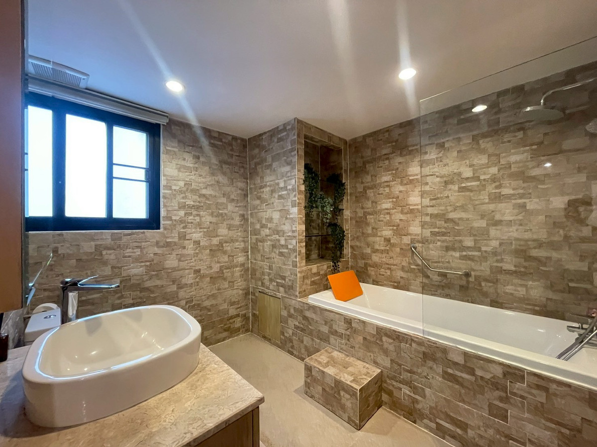 HousePattanakan, Srinakarin : For sale/rent, beautiful house ready to move in, 3 floors, 4 bedrooms, Panya Pattanakarn Village, size 58 sq m, usable area 350 sq m.