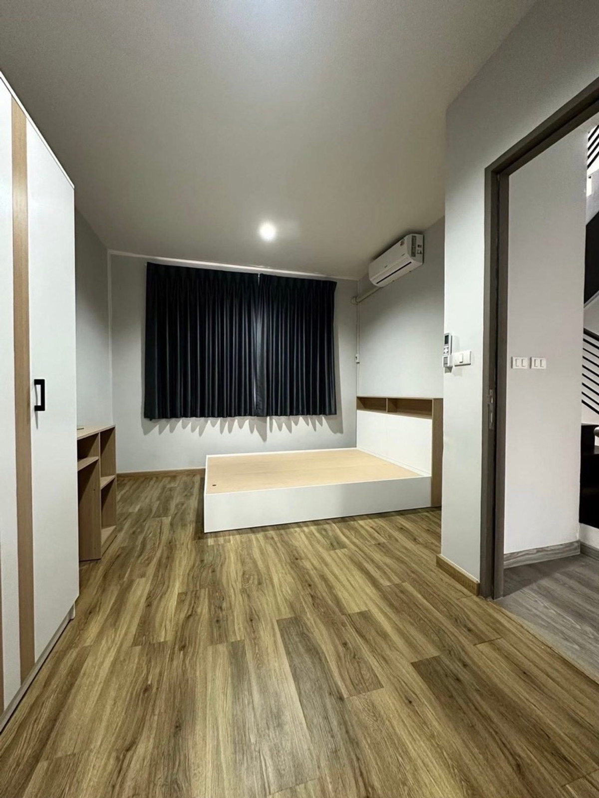 For RentHome OfficeOnnut, Udomsuk : For rent: The Pride S77 Home Office, Modern Luxury Lof style, at the entrance of Soi On Nut 30, has 5 floors, 3 bedrooms, 4 bathrooms, with air conditioning in every room. Ready to move in, price 80,000 baht.