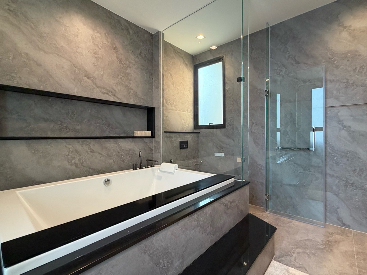 For SaleHousePattanakan, Srinakarin : Connoiseur Phatthanakan, located at the beginning of Soi Phatthanakan 32, fully furnished, last house. If interested, you can negotiate the price.