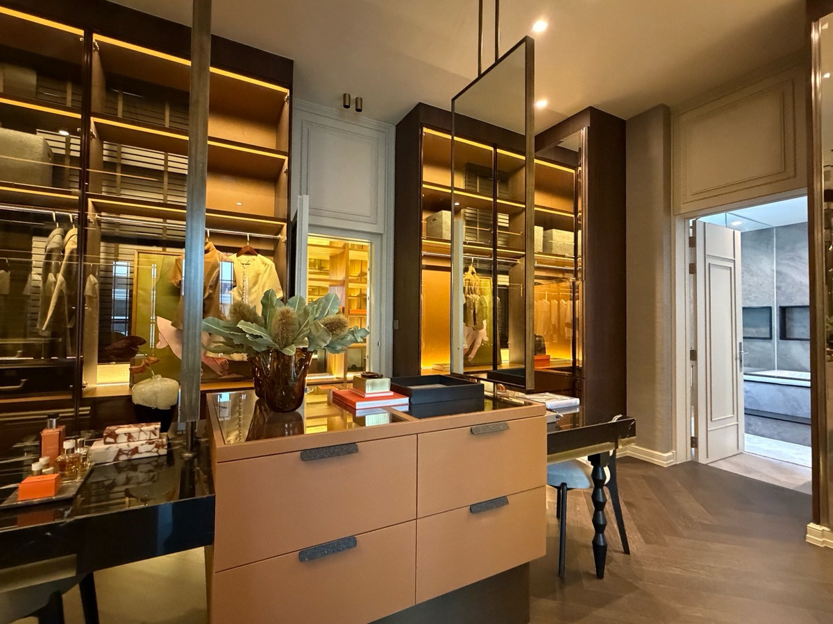 For SaleHousePattanakan, Srinakarin : Connoiseur Phatthanakan, located at the beginning of Soi Phatthanakan 32, fully furnished, last house. If interested, you can negotiate the price.