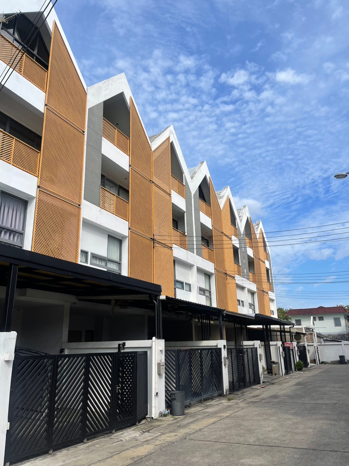 ขายทาวน์โฮมโชคชัย4 ลาดพร้าว71 : 🏡 ขายบ้านรีโนเวทปรับปรุงใหม่ + ทาสีใหม่ทั้งหลัง  – The Loft by I-Zen นาคนิวาส 48