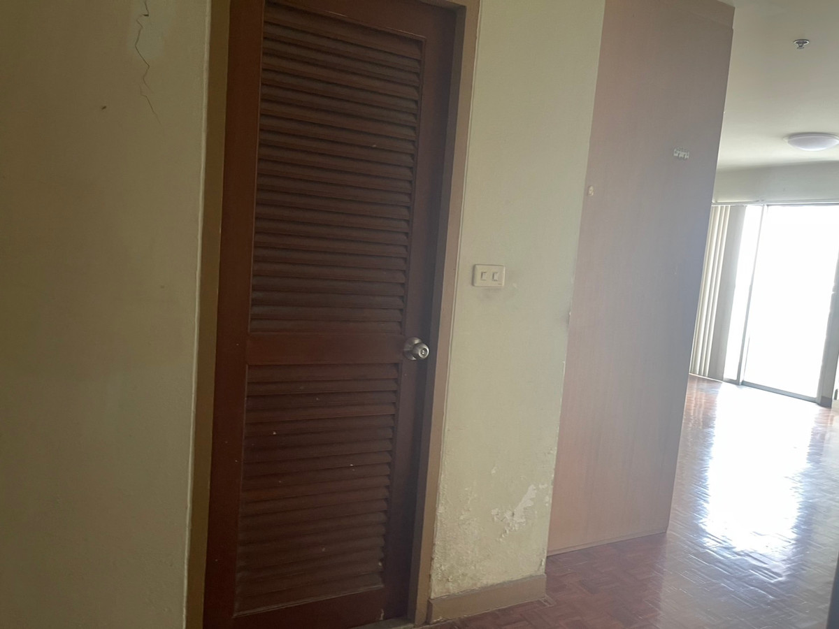 For SaleCondoSilom, Saladaeng, Bangrak : Condo room for sale Silom Suite (Sathorn 12)