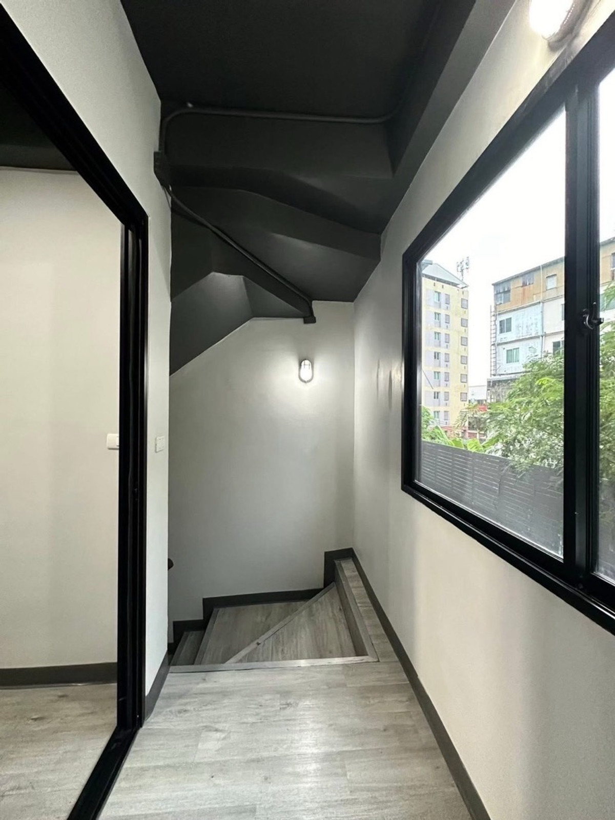 For RentHome OfficeOnnut, Udomsuk : For rent: The Pride S77 Home Office, Modern Luxury Lof style, at the entrance of Soi On Nut 30, has 5 floors, 3 bedrooms, 4 bathrooms, with air conditioning in every room. Ready to move in, price 80,000 baht.