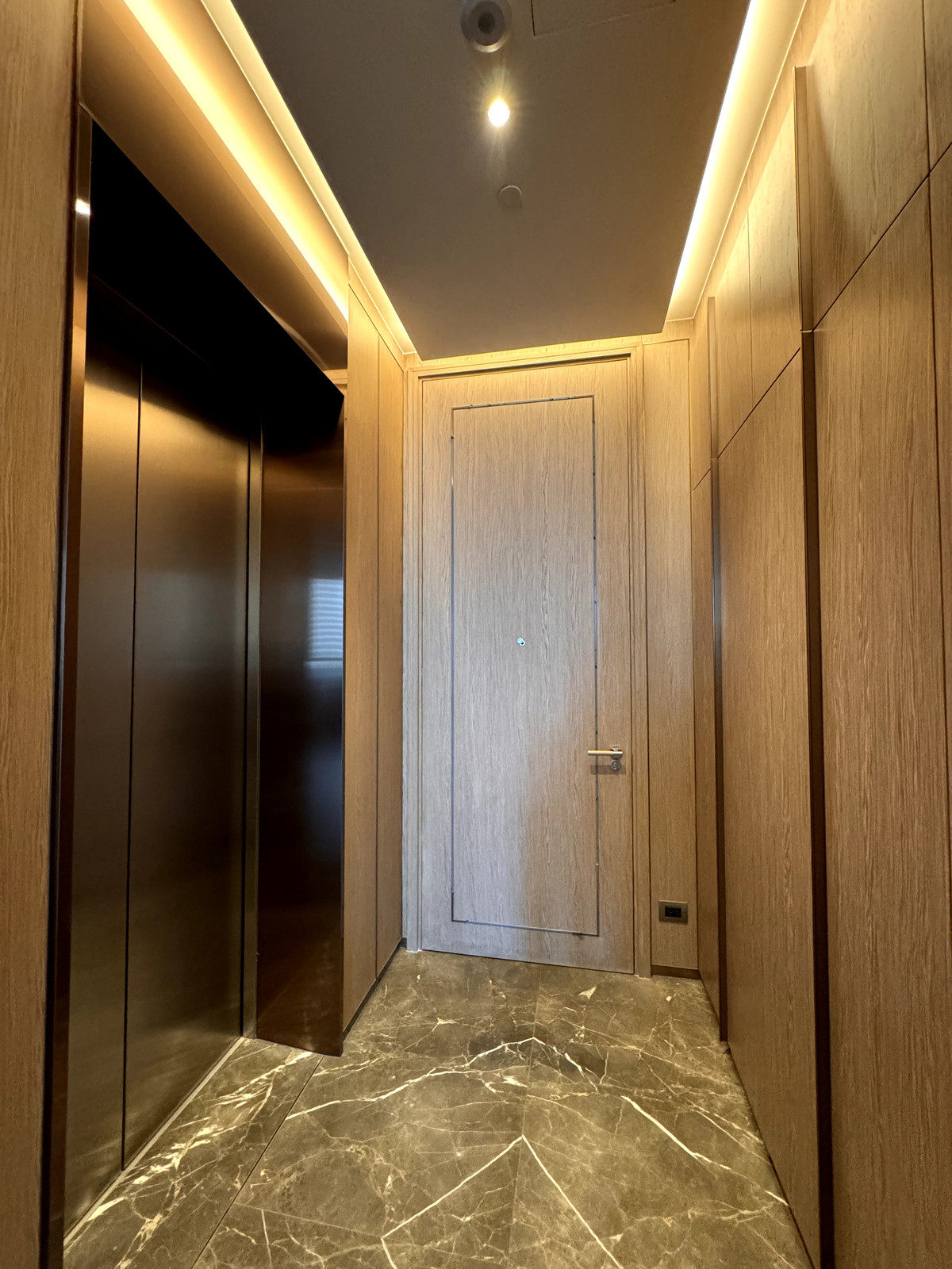 For RentCondoWitthayu, Chidlom, Langsuan, Ploenchit : SCOPE หลังสวน ให้เช่า 1 นอน 1 น้ำ พื้นที่ 83 ตรม  150,000 บาท สนใจโทร น้อง 096-2615656 พร้อมให้นัดหมายเข้าชมทุกวัน  For Rent SCOPE Luang Suan 1bed 1 bath 83 Sq,m Rental price 150,000 Baht   call Nong 096-2615656 Ready to touring everyday   ห้องกว้าง 83 ตร