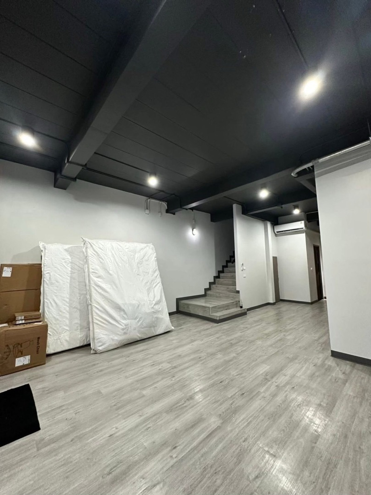 For RentHome OfficeOnnut, Udomsuk : For rent: The Pride S77 Home Office, Modern Luxury Lof style, at the entrance of Soi On Nut 30, has 5 floors, 3 bedrooms, 4 bathrooms, with air conditioning in every room. Ready to move in, price 80,000 baht.