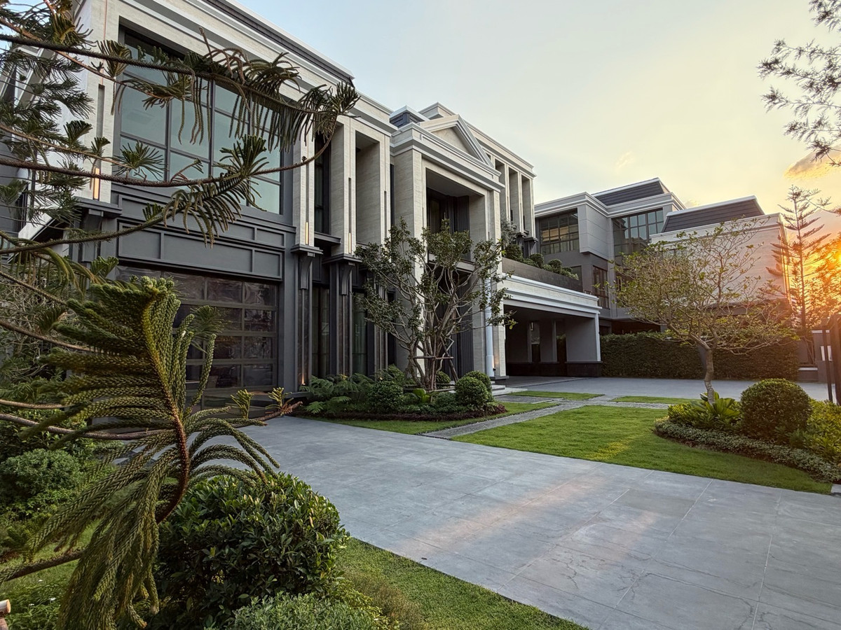 For SaleHousePattanakan, Srinakarin : Connoiseur Phatthanakan, located at the beginning of Soi Phatthanakan 32, fully furnished, last house. If interested, you can negotiate the price.