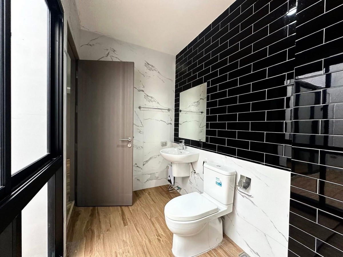 For RentHome OfficeOnnut, Udomsuk : For rent: The Pride S77 Home Office, Modern Luxury Lof style, at the entrance of Soi On Nut 30, has 5 floors, 3 bedrooms, 4 bathrooms, with air conditioning in every room. Ready to move in, price 80,000 baht.