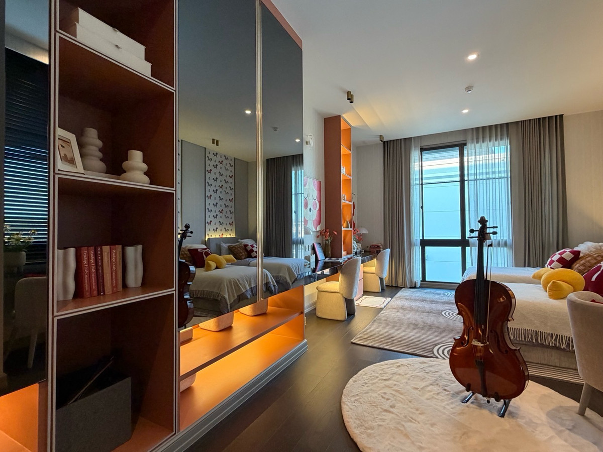 For SaleHousePattanakan, Srinakarin : Connoiseur Phatthanakan, located at the beginning of Soi Phatthanakan 32, fully furnished, last house. If interested, you can negotiate the price.