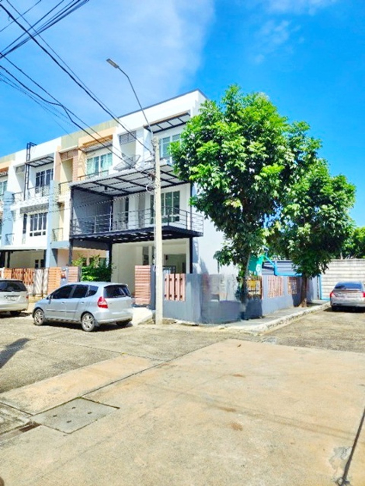 ให้เช่าทาวน์โฮมท่าพระ ตลาดพลู วุฒากาศ : ทาวน์โฮมหลังมุม 3ชั้น 3นอน 3น้ำ ถนนกัลปพฤกษ์ 50 ม. BTS วุฒากาศ 1.7 กม. บริติชโคลัมเบีย 2.9 กม. 31 ตร.วา. 370 ตร.ม.