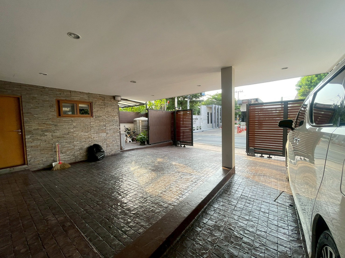 HousePattanakan, Srinakarin : For sale/rent, beautiful house ready to move in, 3 floors, 4 bedrooms, Panya Pattanakarn Village, size 58 sq m, usable area 350 sq m.