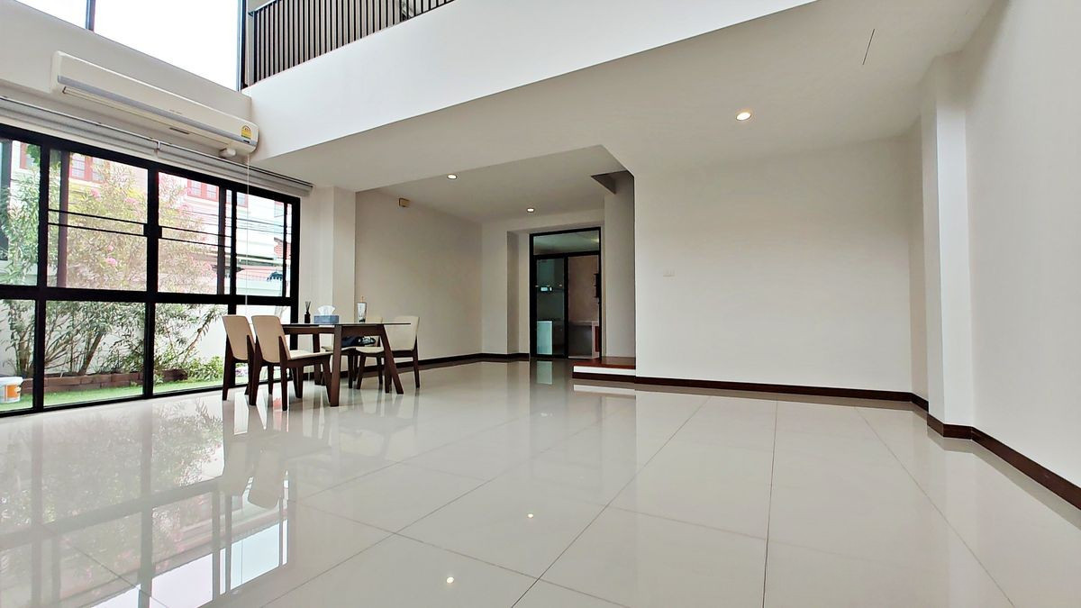 ขายทาวน์โฮมลาดพร้าว เซ็นทรัลลาดพร้าว : 🏠ขายบ้านลาดพร้าว 25 | Home Office ขนาดใหญ่ | 295 ตร.ม. | จตุจักร | หัวมุม | หน้ากว้าง 12 ม. | หันทิศตะวันออก | ไม่มีค่าส่วนกลาง | ใกล้ MRT สีเหลือง