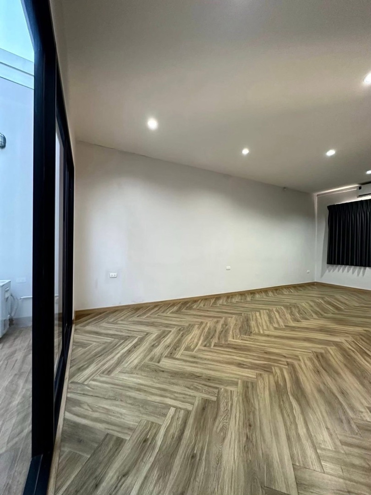For RentHome OfficeOnnut, Udomsuk : For rent: The Pride S77 Home Office, Modern Luxury Lof style, at the entrance of Soi On Nut 30, has 5 floors, 3 bedrooms, 4 bathrooms, with air conditioning in every room. Ready to move in, price 80,000 baht.