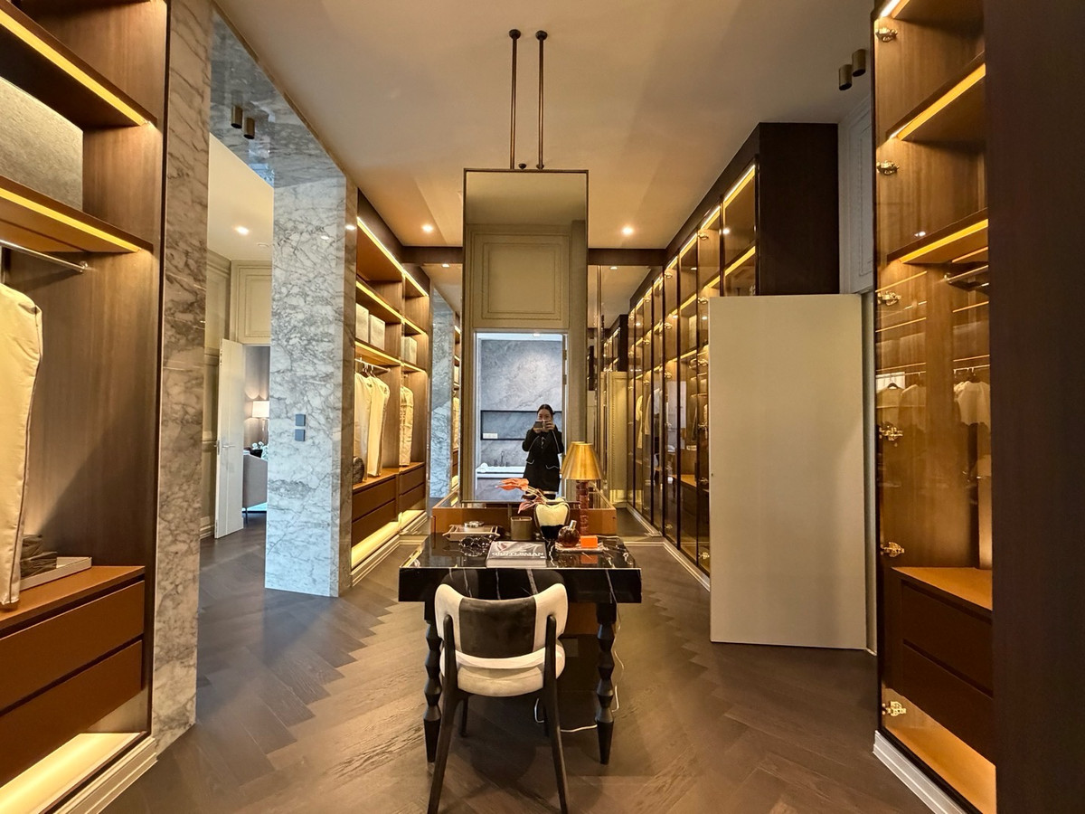 For SaleHousePattanakan, Srinakarin : Connoiseur Phatthanakan, located at the beginning of Soi Phatthanakan 32, fully furnished, last house. If interested, you can negotiate the price.