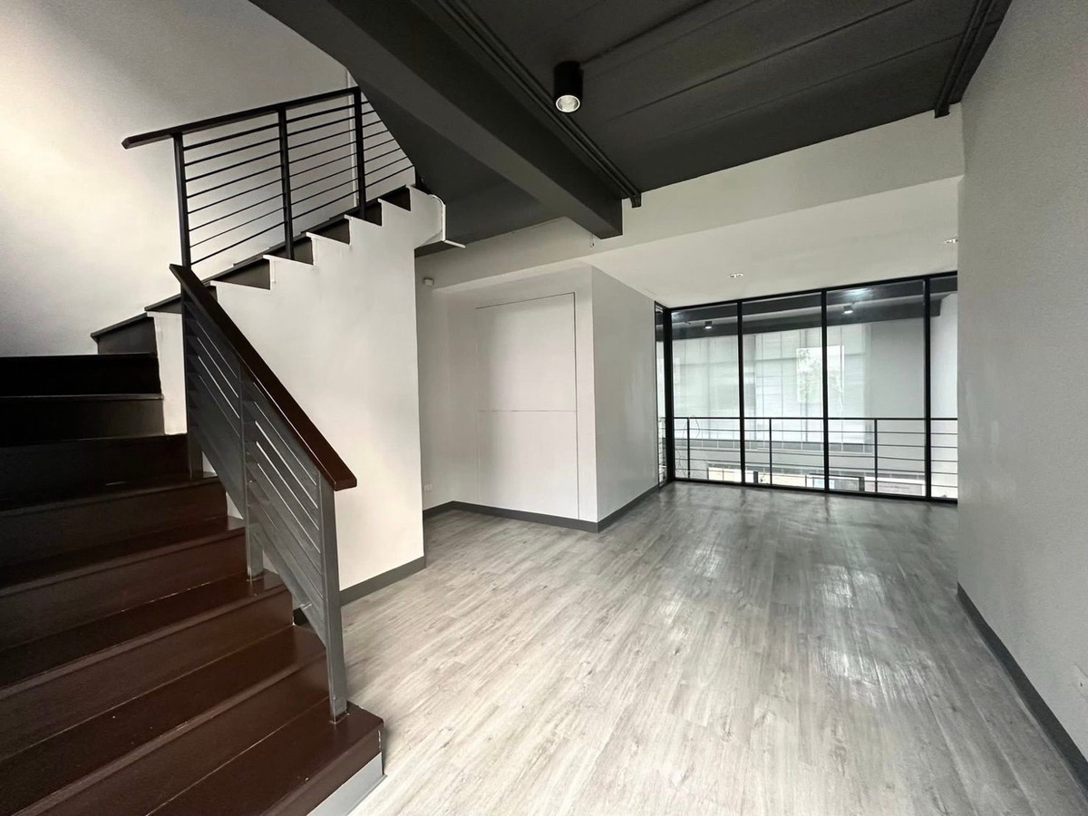 For RentHome OfficeOnnut, Udomsuk : For rent: The Pride S77 Home Office, Modern Luxury Lof style, at the entrance of Soi On Nut 30, has 5 floors, 3 bedrooms, 4 bathrooms, with air conditioning in every room. Ready to move in, price 80,000 baht.