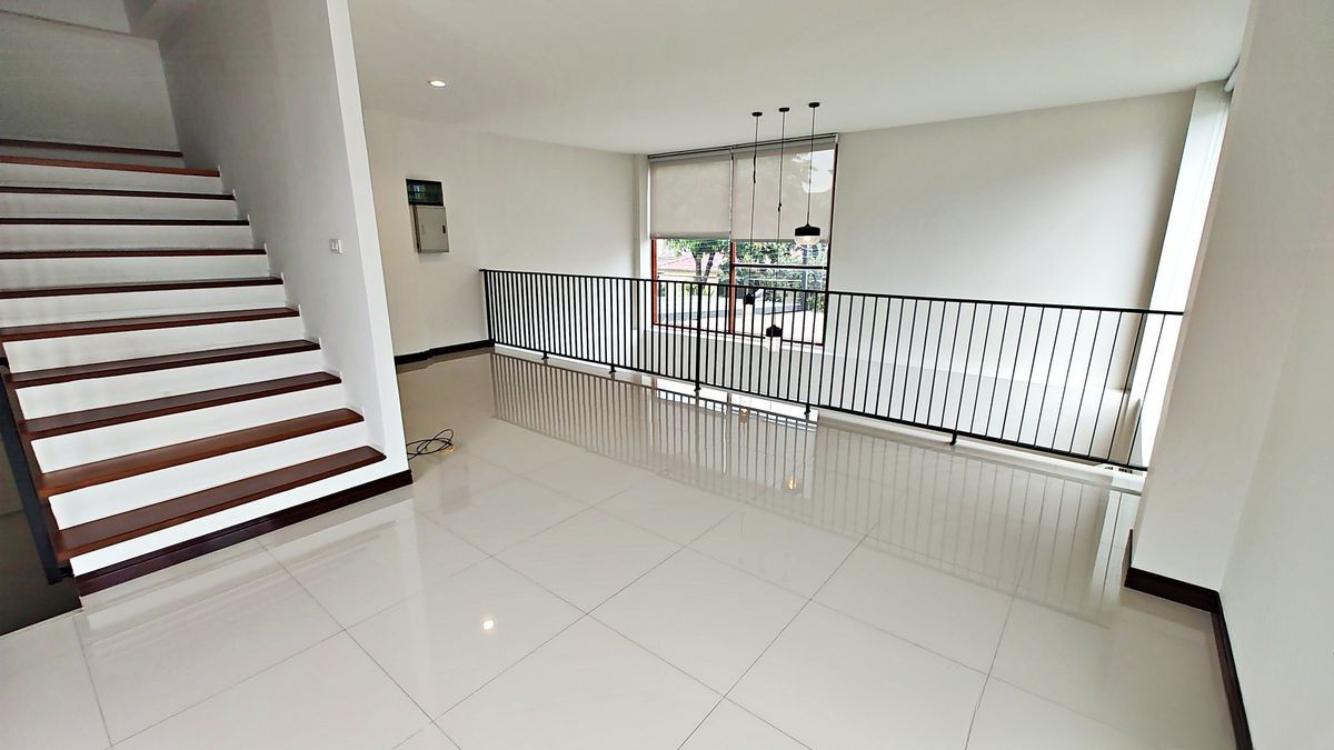 ขายทาวน์โฮมลาดพร้าว เซ็นทรัลลาดพร้าว : 🏠ขายบ้านลาดพร้าว 25 | Home Office ขนาดใหญ่ | 295 ตร.ม. | จตุจักร | หัวมุม | หน้ากว้าง 12 ม. | หันทิศตะวันออก | ไม่มีค่าส่วนกลาง | ใกล้ MRT สีเหลือง