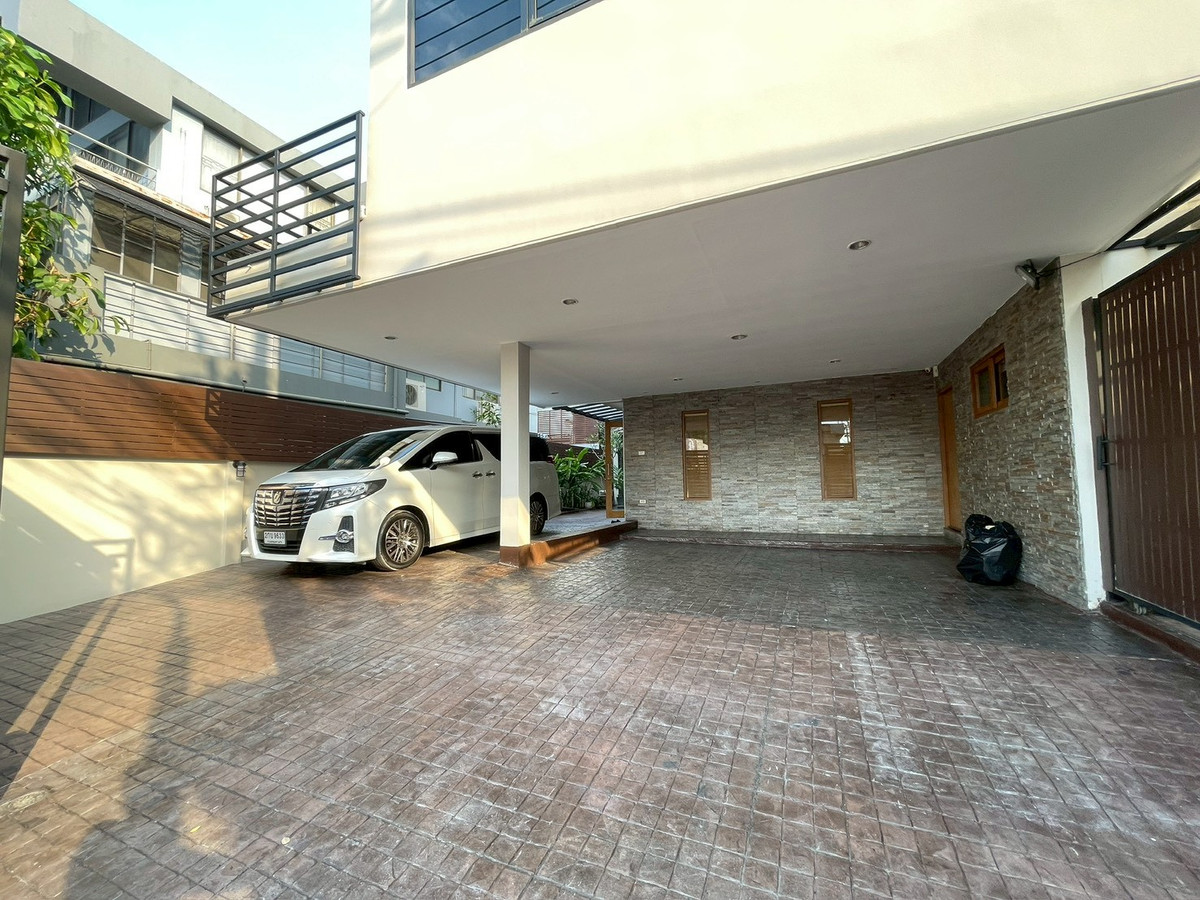 HousePattanakan, Srinakarin : For sale/rent, beautiful house ready to move in, 3 floors, 4 bedrooms, Panya Pattanakarn Village, size 58 sq m, usable area 350 sq m.