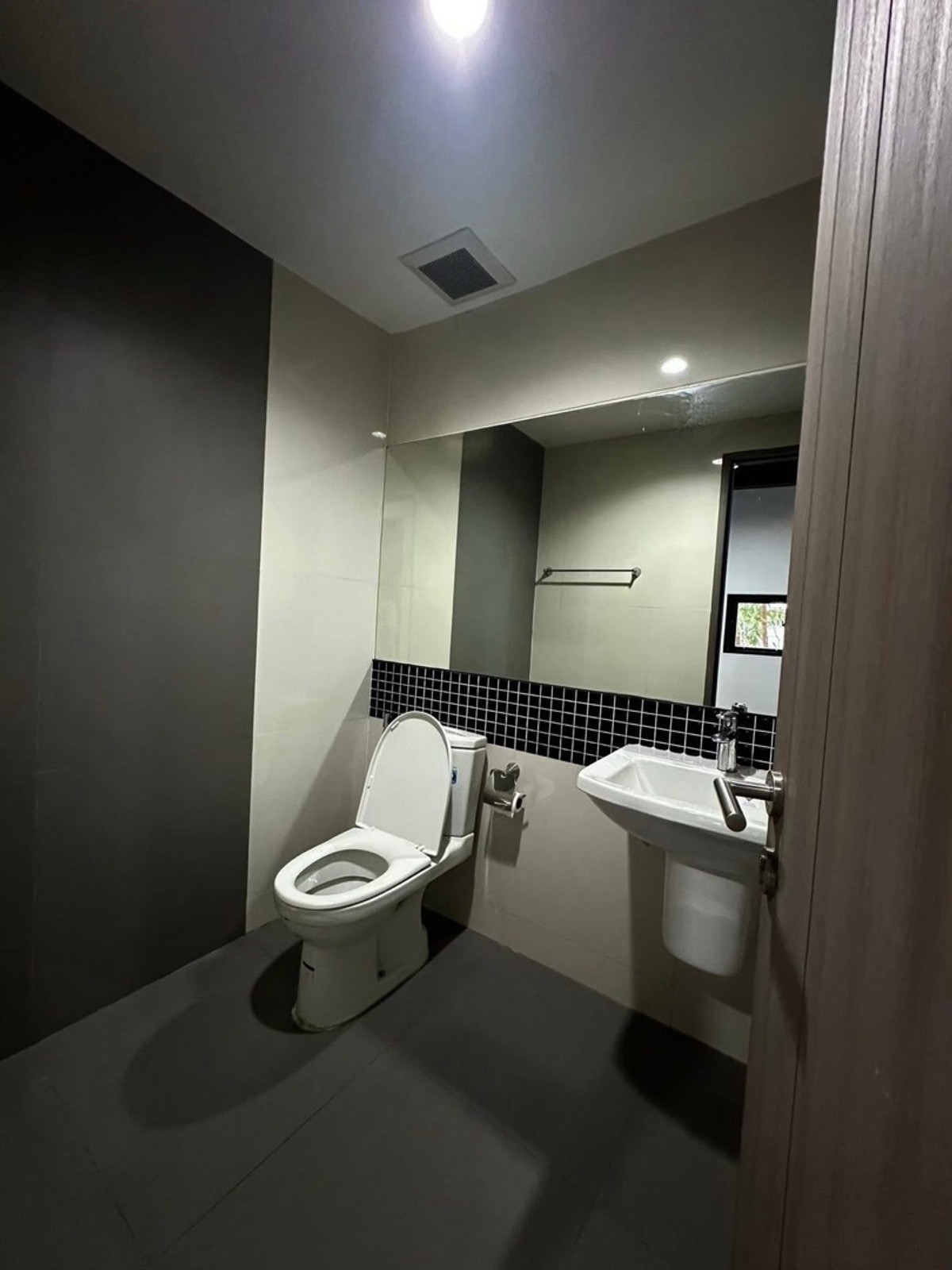 For RentHome OfficeOnnut, Udomsuk : For rent: The Pride S77 Home Office, Modern Luxury Lof style, at the entrance of Soi On Nut 30, has 5 floors, 3 bedrooms, 4 bathrooms, with air conditioning in every room. Ready to move in, price 80,000 baht.