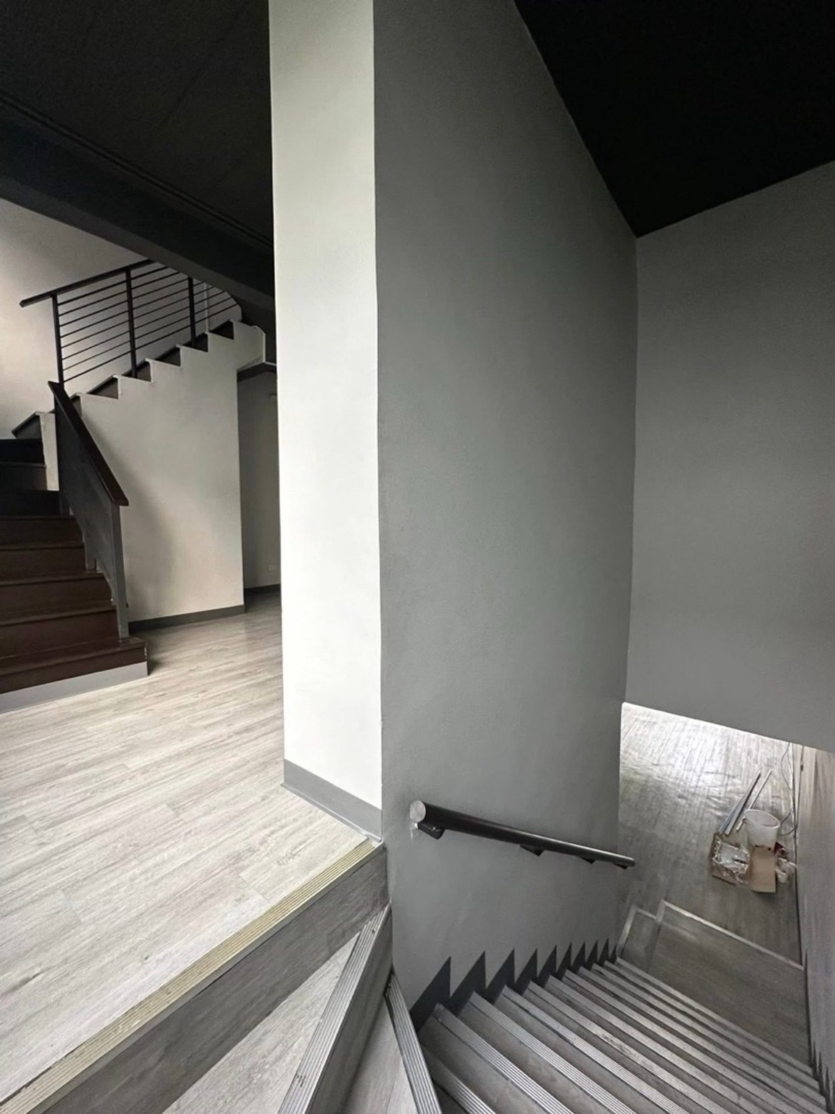For RentHome OfficeOnnut, Udomsuk : For rent: The Pride S77 Home Office, Modern Luxury Lof style, at the entrance of Soi On Nut 30, has 5 floors, 3 bedrooms, 4 bathrooms, with air conditioning in every room. Ready to move in, price 80,000 baht.