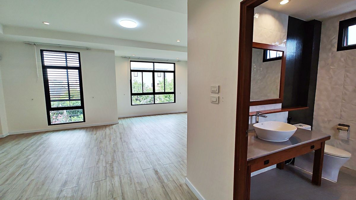 ขายทาวน์โฮมลาดพร้าว เซ็นทรัลลาดพร้าว : 🏠ขายบ้านลาดพร้าว 25 | Home Office ขนาดใหญ่ | 295 ตร.ม. | จตุจักร | หัวมุม | หน้ากว้าง 12 ม. | หันทิศตะวันออก | ไม่มีค่าส่วนกลาง | ใกล้ MRT สีเหลือง