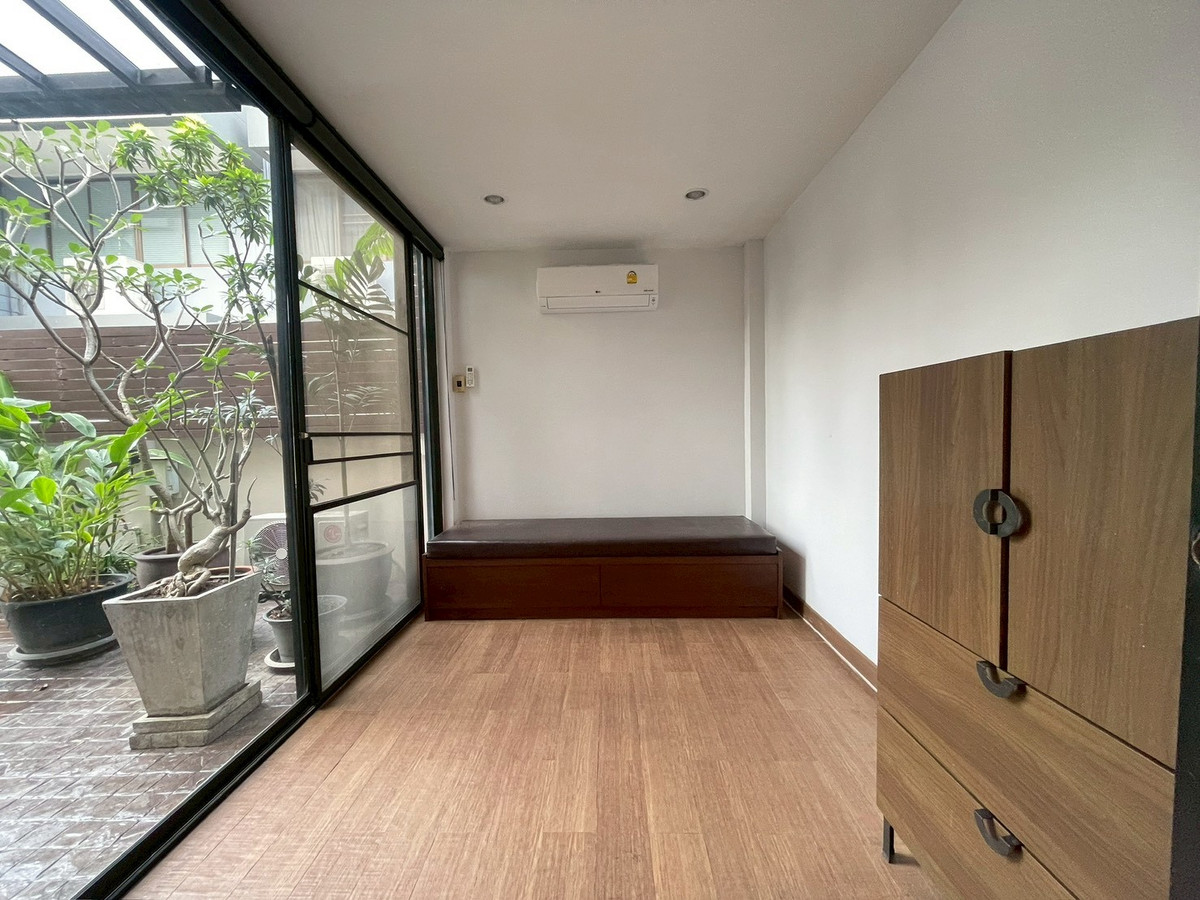 HousePattanakan, Srinakarin : For sale/rent, beautiful house ready to move in, 3 floors, 4 bedrooms, Panya Pattanakarn Village, size 58 sq m, usable area 350 sq m.