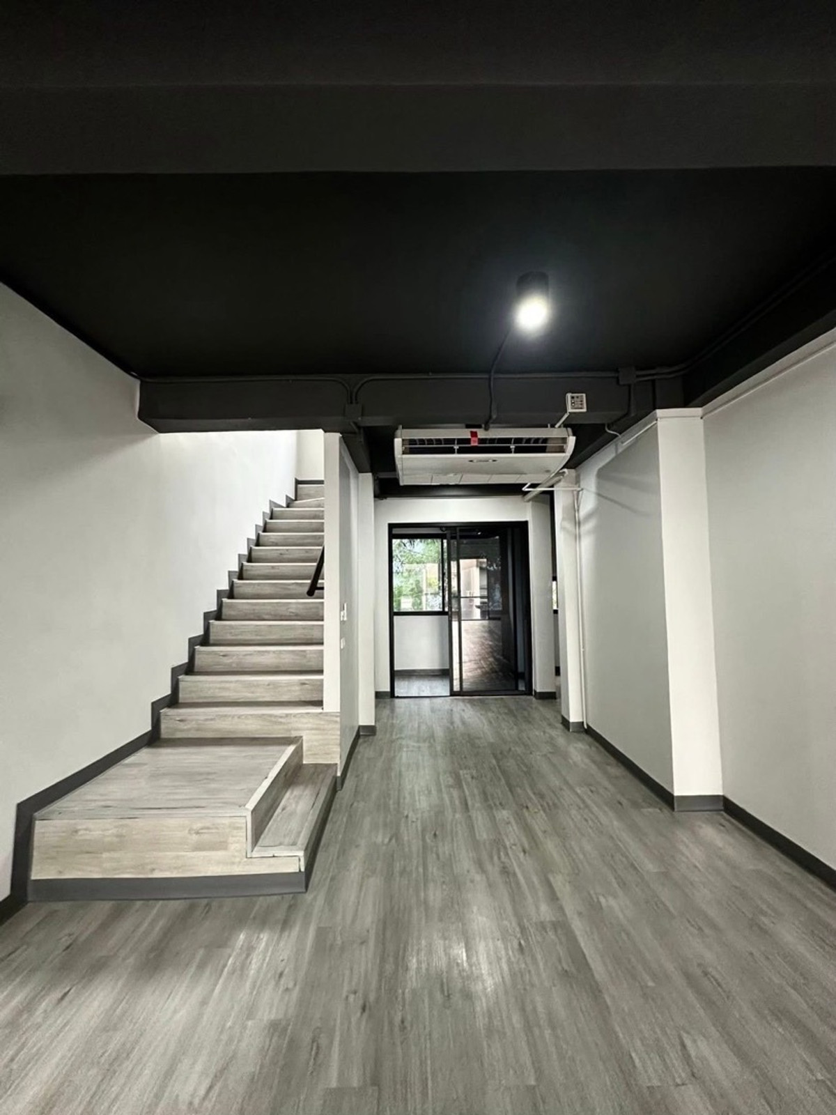 For RentHome OfficeOnnut, Udomsuk : For rent: The Pride S77 Home Office, Modern Luxury Lof style, at the entrance of Soi On Nut 30, has 5 floors, 3 bedrooms, 4 bathrooms, with air conditioning in every room. Ready to move in, price 80,000 baht.