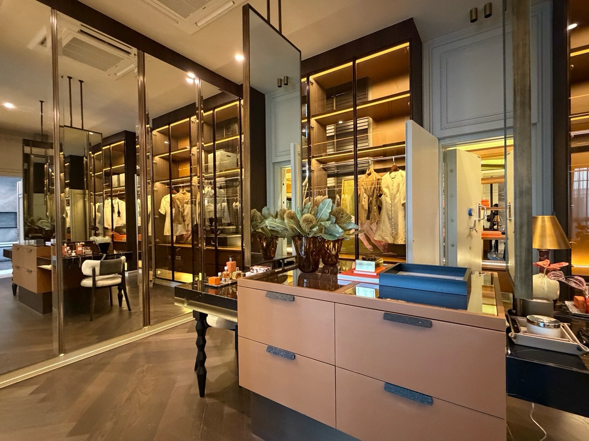 For SaleHousePattanakan, Srinakarin : Connoiseur Phatthanakan, located at the beginning of Soi Phatthanakan 32, fully furnished, last house. If interested, you can negotiate the price.