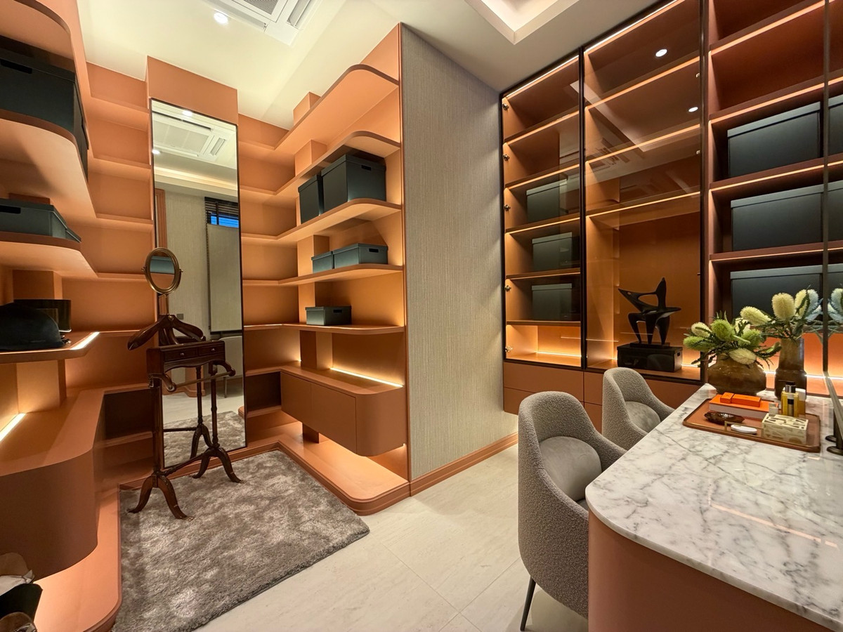 For SaleHousePattanakan, Srinakarin : Connoiseur Phatthanakan, located at the beginning of Soi Phatthanakan 32, fully furnished, last house. If interested, you can negotiate the price.