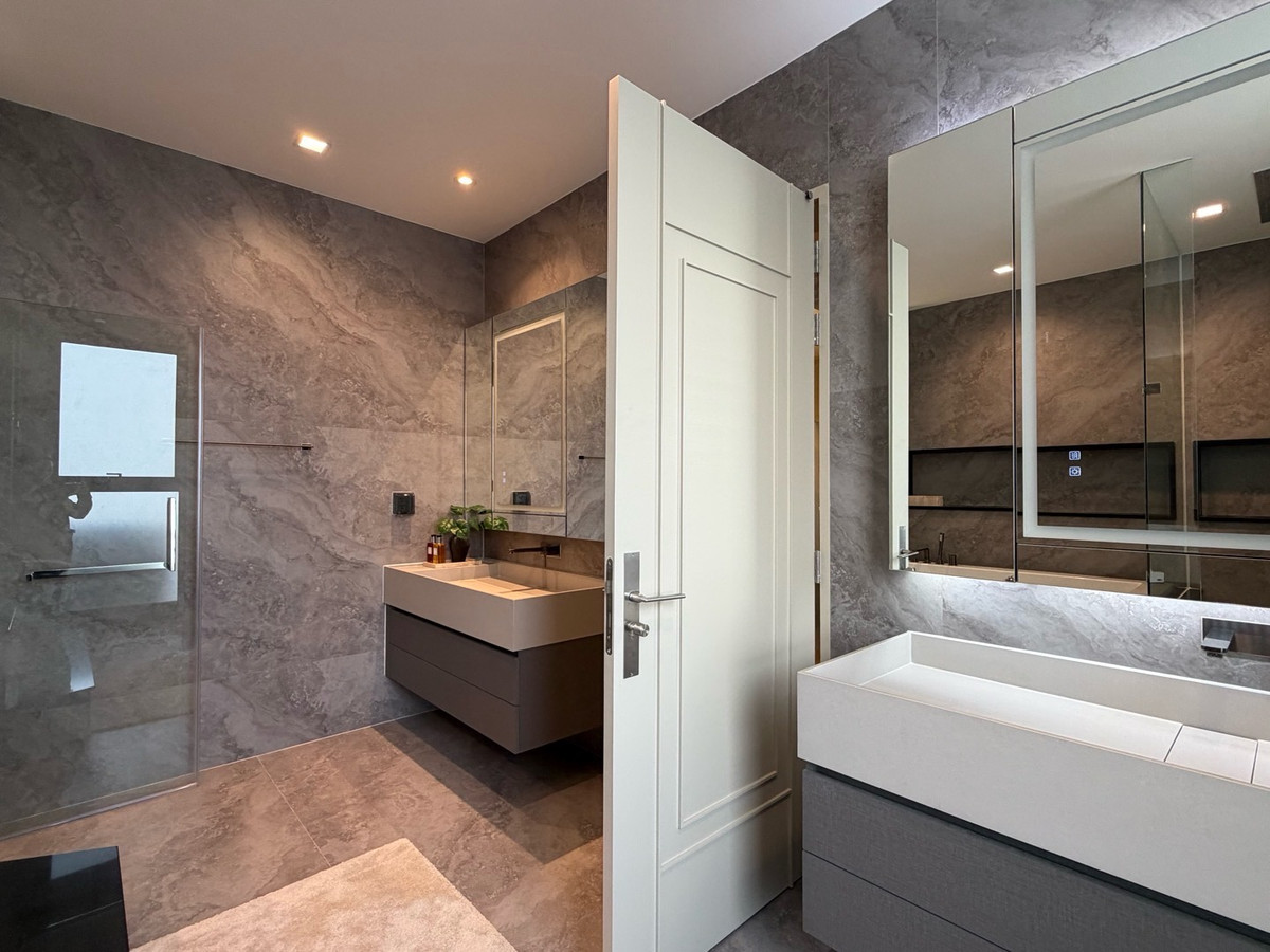 For SaleHousePattanakan, Srinakarin : Connoiseur Phatthanakan, located at the beginning of Soi Phatthanakan 32, fully furnished, last house. If interested, you can negotiate the price.