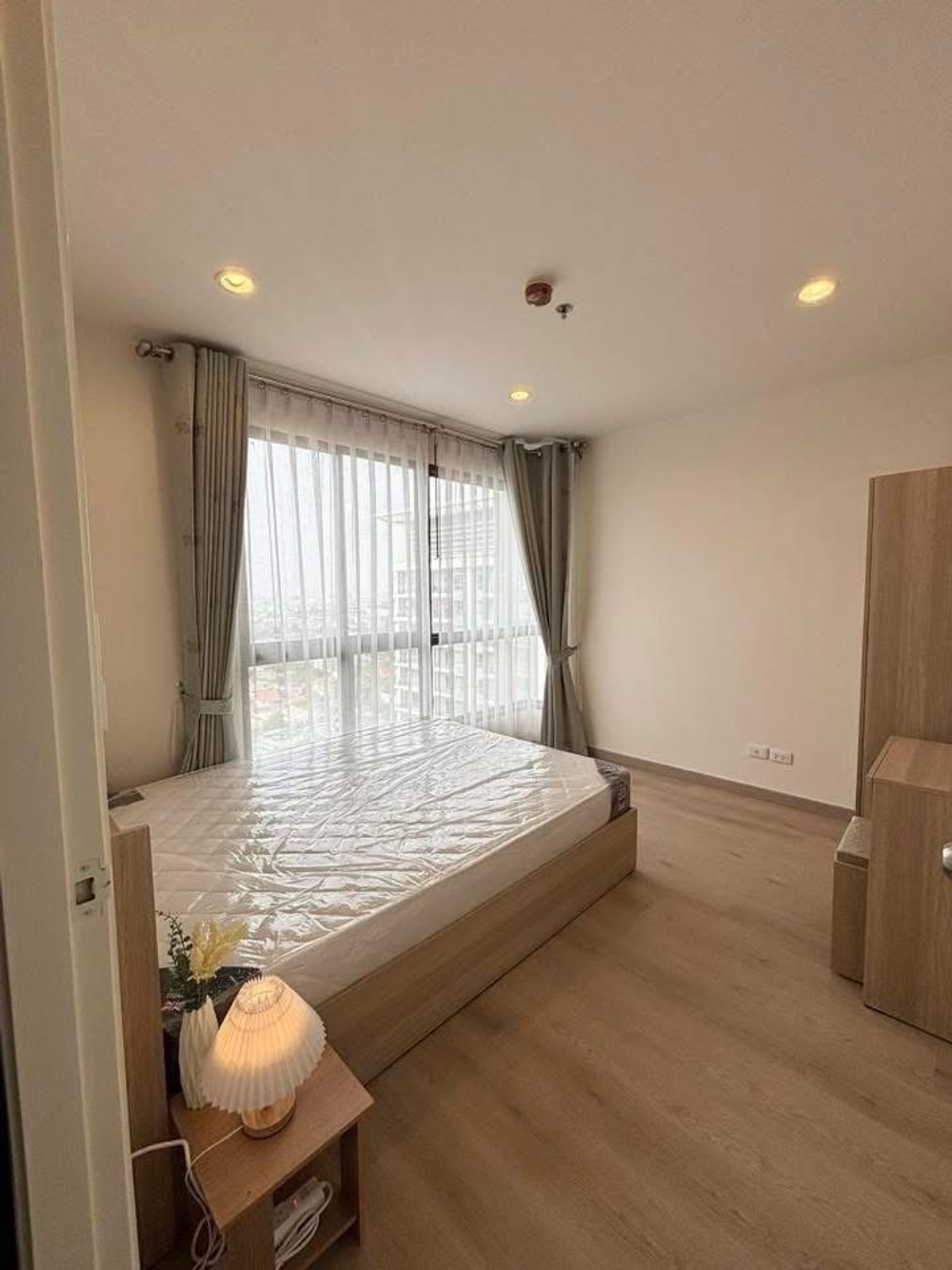 CondoThaphra, Talat Phlu, Wutthakat : For Rent / Sale – IDEO Sathorn–Thapra
Connected to BTS Pho Nimit 🏢🚆
✨ 2 Bedrooms | 1 Bathroom
📐 Size: 45 sq.m. | High Floor 
🚗 Parking: up to 2 cars
Phat: 064-642-8664
Nui: 094-624-2014