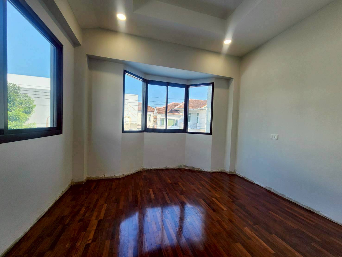 For SaleHouseNonthaburi, Bang Yai, Bangbuathong : 2-story detached house for sale, Thanasiri Rattanathibet, Bang Yai, Bang Bua Thong, Nonthaburi, Central Westgate Bang Yai, MRT (Purple Line), Bang Rak Yai Station. and Bang Phlu Station