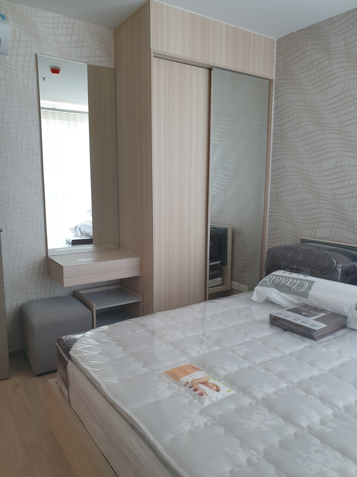 For RentCondoBangna, Bearing, Lasalle : [[For rent]] Condo 📌📌 near BTS Bangna, Ideo O2 Condo, swimming pool view.