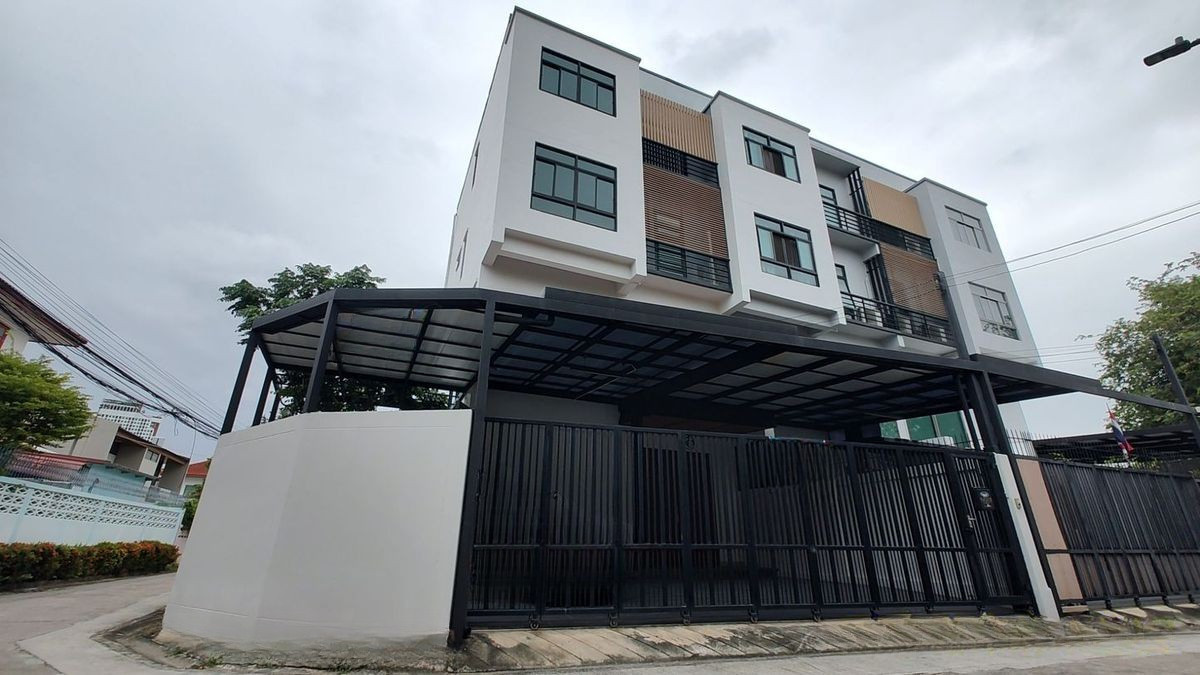 ขายทาวน์โฮมลาดพร้าว เซ็นทรัลลาดพร้าว : 🏠ขายบ้านลาดพร้าว 25 | Home Office ขนาดใหญ่ | 295 ตร.ม. | จตุจักร | หัวมุม | หน้ากว้าง 12 ม. | หันทิศตะวันออก | ไม่มีค่าส่วนกลาง | ใกล้ MRT สีเหลือง