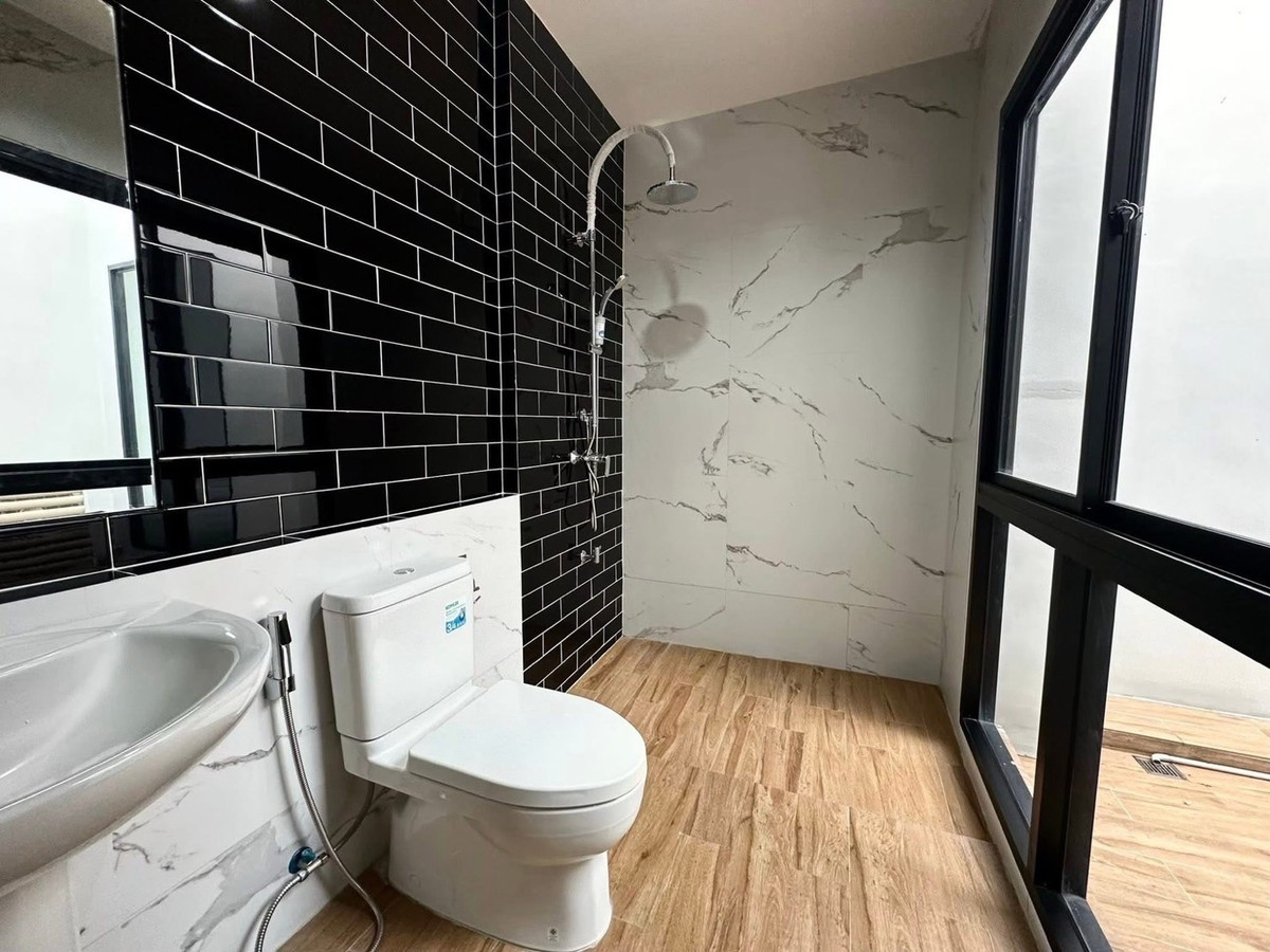 For RentHome OfficeOnnut, Udomsuk : For rent: The Pride S77 Home Office, Modern Luxury Lof style, at the entrance of Soi On Nut 30, has 5 floors, 3 bedrooms, 4 bathrooms, with air conditioning in every room. Ready to move in, price 80,000 baht.