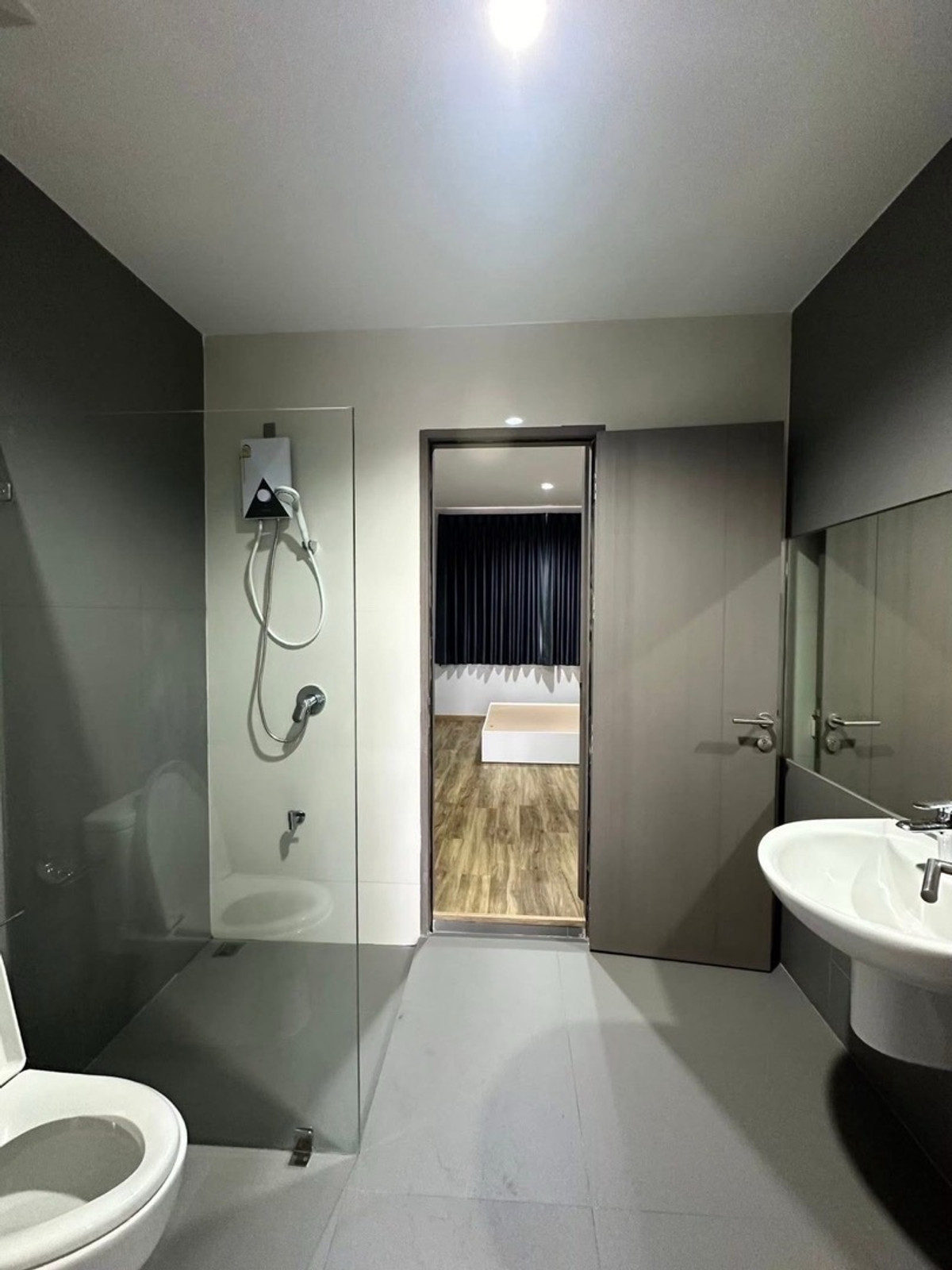 For RentHome OfficeOnnut, Udomsuk : For rent: The Pride S77 Home Office, Modern Luxury Lof style, at the entrance of Soi On Nut 30, has 5 floors, 3 bedrooms, 4 bathrooms, with air conditioning in every room. Ready to move in, price 80,000 baht.