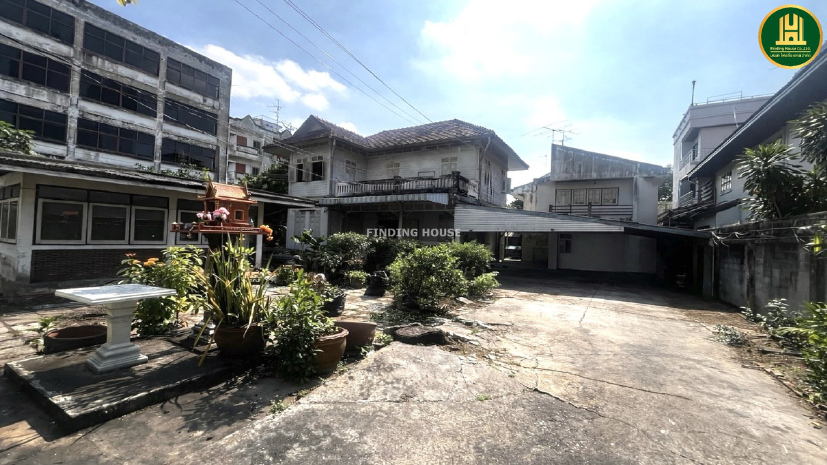 For SaleHouseRama 8, Samsen, Ratchawat : 100 year old house for sale, Soi Samsen 26, opposite Rachini Bon School, land 200 sq m, in the heart of the city.