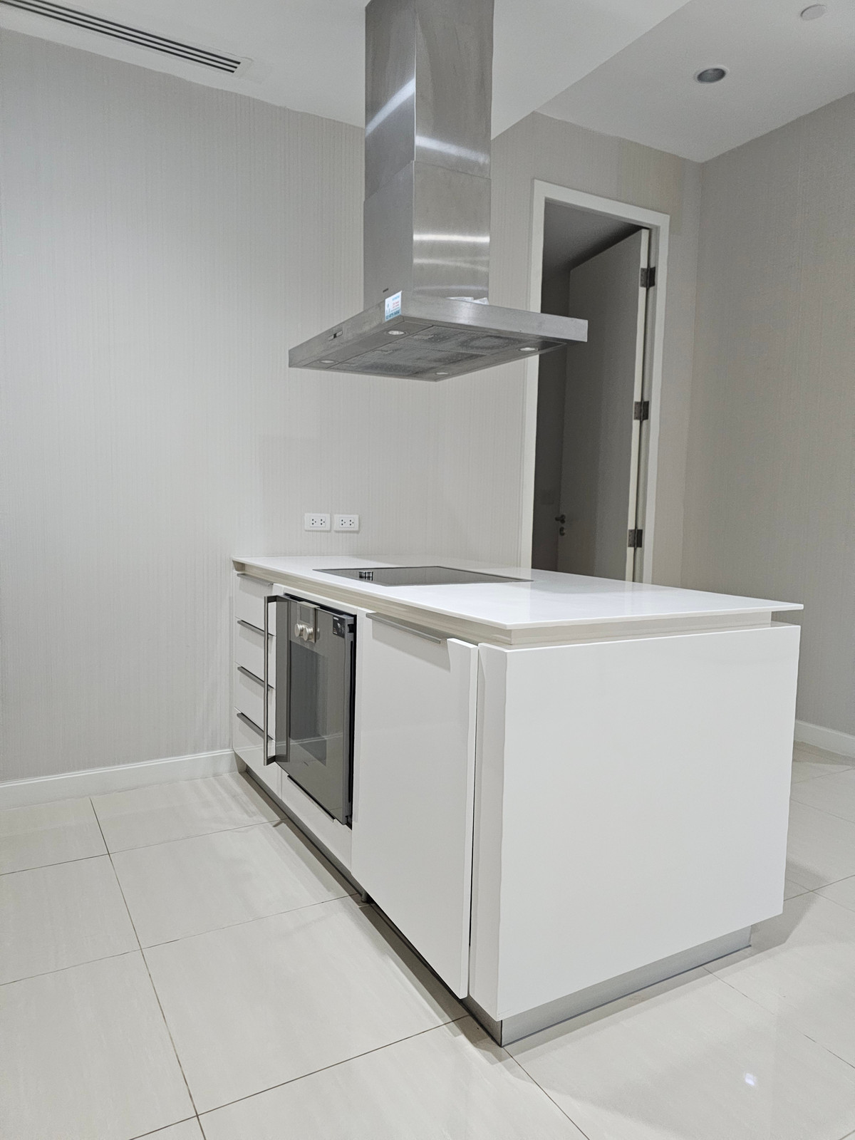 For SaleCondoWitthayu, Chidlom, Langsuan, Ploenchit : 185 Rajadamri for sale, 2 bedrooms, 2 bathrooms, area 108 sq m, 29.9 million baht. If interested, call Nong 096-2615656. Ready to make an appointment to visit every day. For Sale 185 Rajadamri 2bed 2 bath 108 Sq,m Rental price 29.9 MB call Nong 096-261565