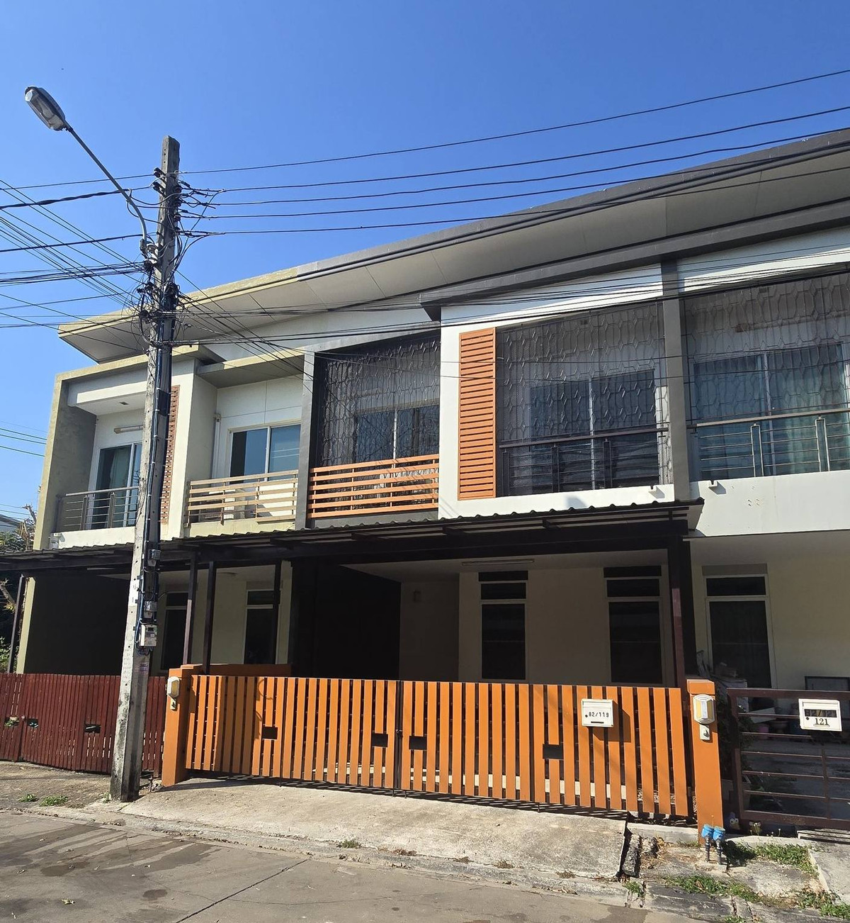 ขายทาวน์โฮมนวมินทร์ รามอินทรา : ขายทาวน์โฮม 2 ชั้น โครงการฮาบิเทีย วงแหวน–รามอินทรา ทำเลอยู่อาศัยเงียบสงบ ใกล้แหล่งชุมชน เดินทางสะดวก เหมาะทั้งอยู่เองและลงทุนปล่อยเช่า รายละเอียดทรัพย์  • ที่ดิน 21 ตร.วา  • พื้นที่ใช้สอย 112 ตร.ม.  • 3 ห้องนอน | 2 ห้องน้ำ