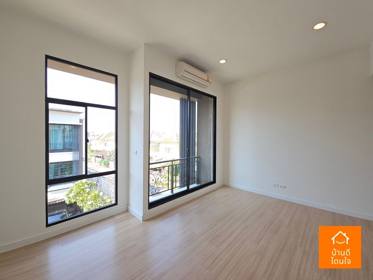 ขายทาวน์โฮมนวมินทร์ รามอินทรา : โปรไฟไหม้ 🔥บ้านกลางเมือง นวมินทร์42 (33 ตร.ว.) หลังมุม รีโนเวทใหม่สวย ใกล้เดอะมอล์บางกะปิ 