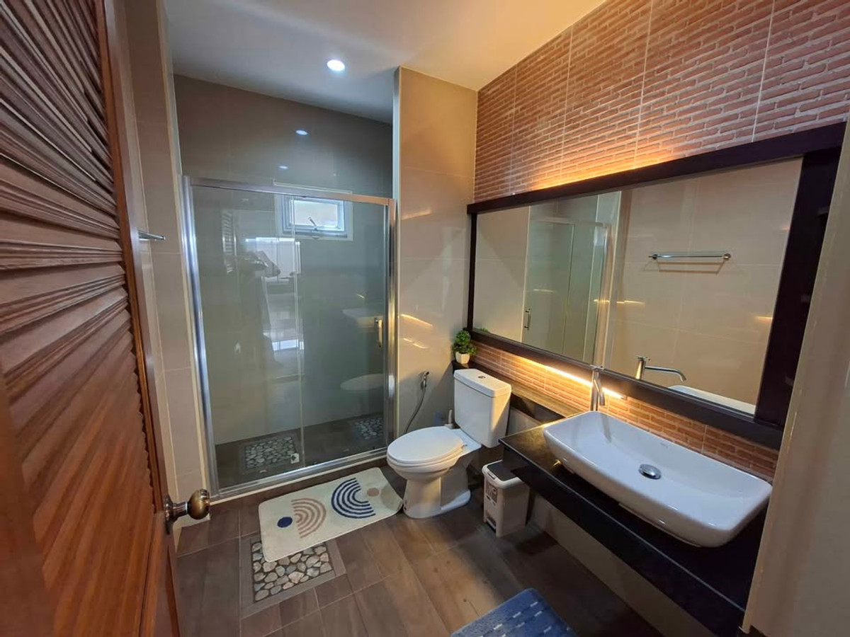 ให้เช่าบ้านพัทยา บางแสน ชลบุรี สัตหีบ : 🏡 Pool Villa ให้เช่า | หมู่บ้าน ซีรีนเพลส ห้วยใหญ่ | 3 ห้องนอน | เลี้ยงน้องหมาได้ | เพียง 38,000 บาท/เดือน