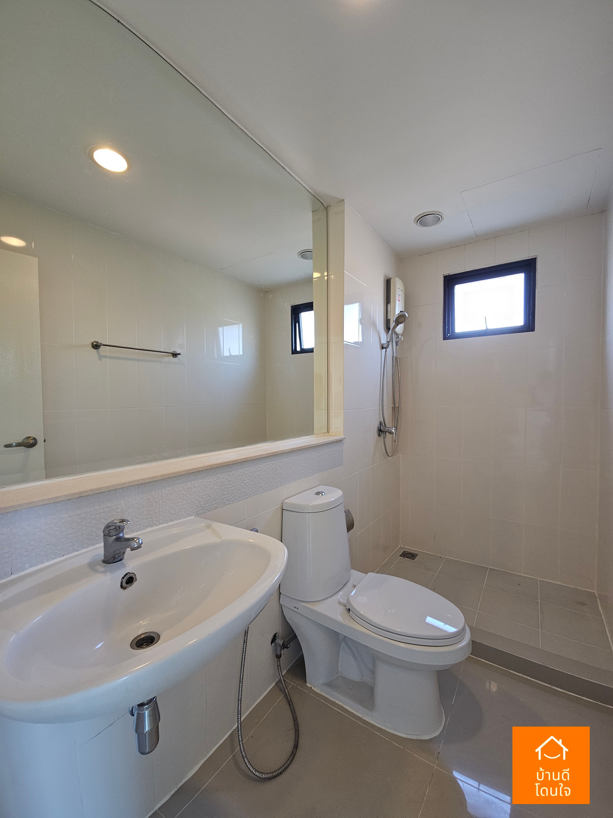 ขายทาวน์โฮมนวมินทร์ รามอินทรา : โปรไฟไหม้ 🔥บ้านกลางเมือง นวมินทร์42 (33 ตร.ว.) หลังมุม รีโนเวทใหม่สวย ใกล้เดอะมอล์บางกะปิ 