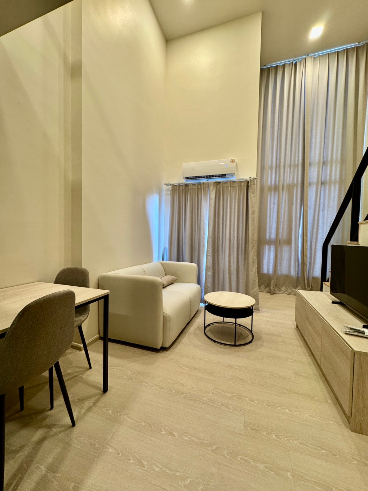 For RentCondoWongwianyai, Charoennakor : 🔥 For rent FLO by Sansiri, Loft room, high ceiling!