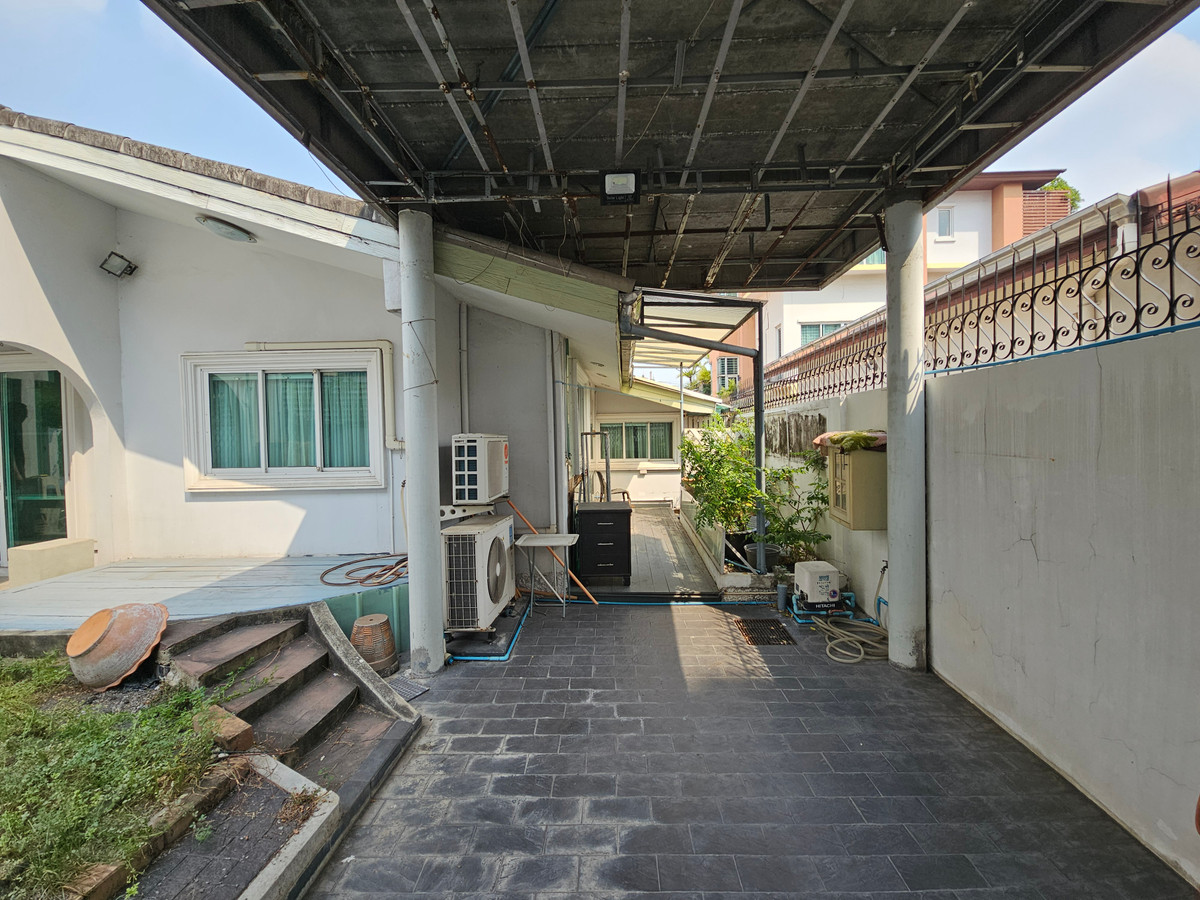 ขายที่ดินรัชดา ห้วยขวาง : โปรไฟไหม้ 🔥 ที่ดินแถมบ้าน (64 ตร.ว.) ซอยรัชดานิเวศน์ 1/1  ใกล้ MRT ห้วยขวาง เพียง 1.7 กม.