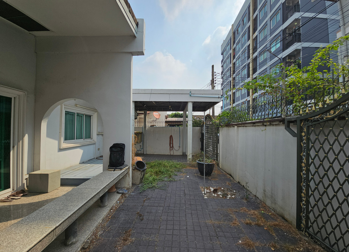 ขายที่ดินรัชดา ห้วยขวาง : โปรไฟไหม้ 🔥 ที่ดินแถมบ้าน (64 ตร.ว.) ซอยรัชดานิเวศน์ 1/1  ใกล้ MRT ห้วยขวาง เพียง 1.7 กม.