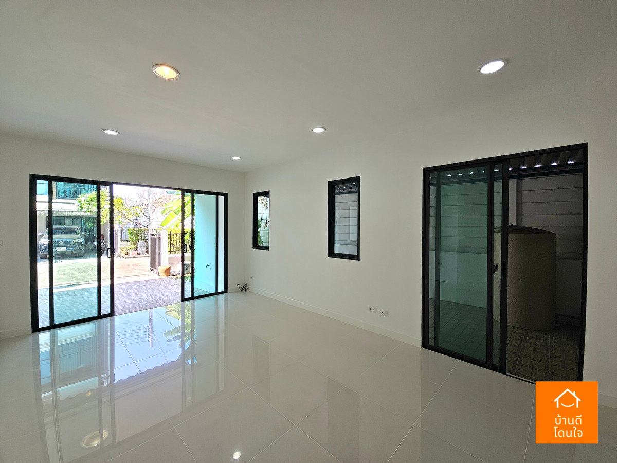 ขายทาวน์โฮมนวมินทร์ รามอินทรา : โปรไฟไหม้ 🔥บ้านกลางเมือง นวมินทร์42 (33 ตร.ว.) หลังมุม รีโนเวทใหม่สวย ใกล้เดอะมอล์บางกะปิ 