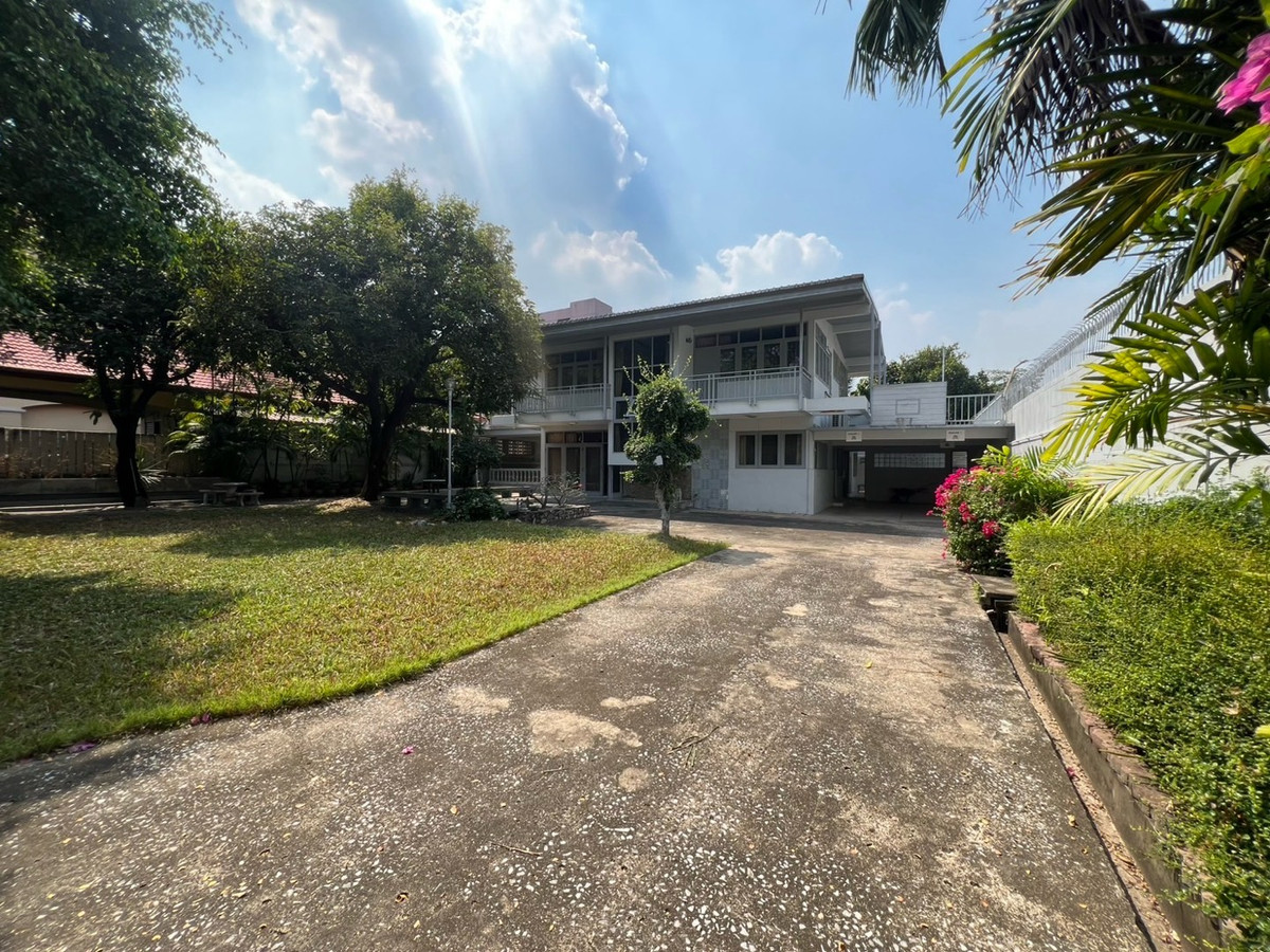 ให้เช่าโฮมออฟฟิศอ่อนนุช อุดมสุข : เช่า โฮมออฟฟิศ บ้านเดี่ยว สไตล์ บ้านสวน ซอยสุขุมวิท 62 ที่จอดรถ 6 คัน พร้อมสนามหญ้า ร่มรื่น นั่งวิน จาก BTS สถานี บางจาก เพียง 3 นาที ใกล้ ทางด่วน เดินทางสะดวก